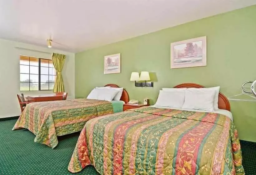 Hotelli Pine Point Inn & Suites