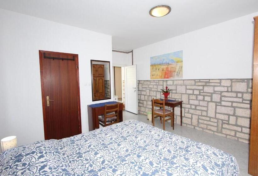 פנסיון Apartments And Room Silvana
