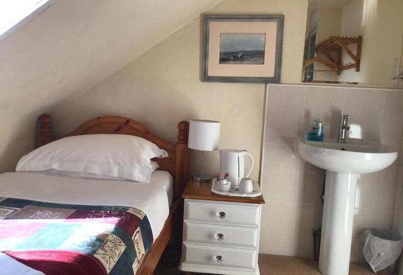 بنسيون The Royal Crown Guest House