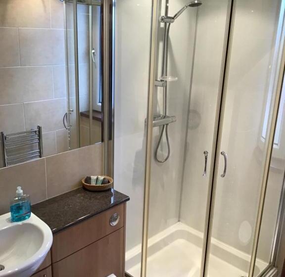 بنسيون The Royal Crown Guest House