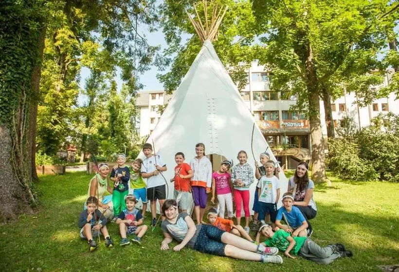 Youth Hostel Proteus Postojna