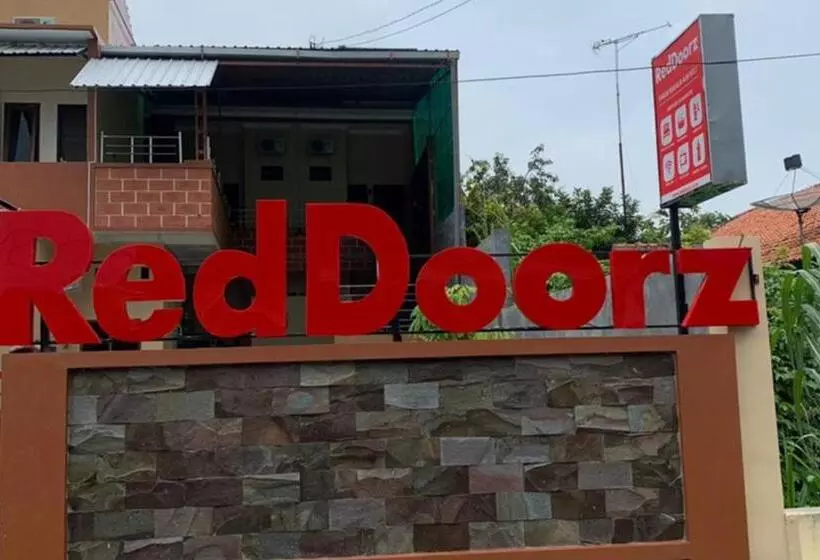 Hotelli Reddoorz Syariah Near Kawasan Simpang Lima Pati