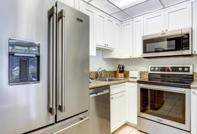 Maui Westside Presents  The Whaler 319