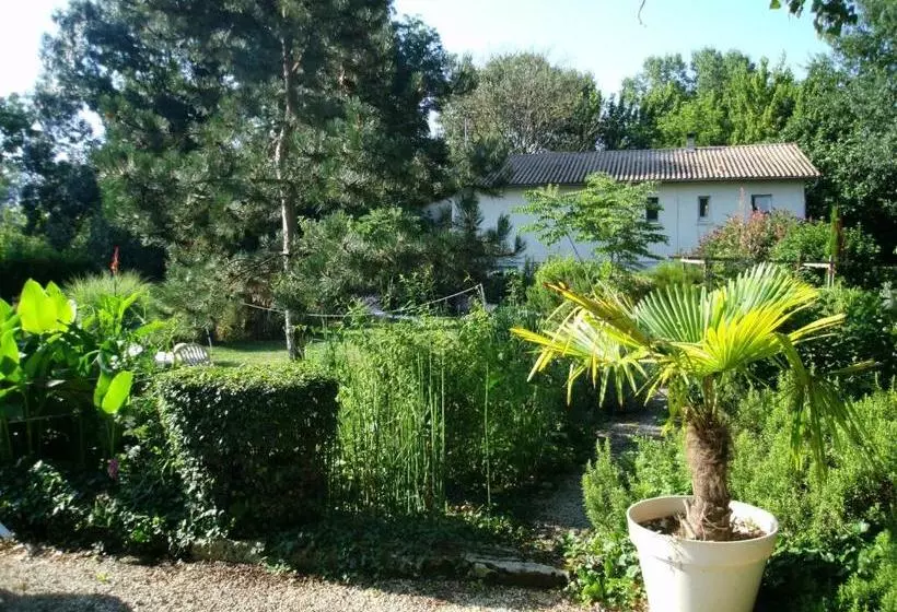 تختخواب و صبحانه Le Chalet Du Bord De L'eau