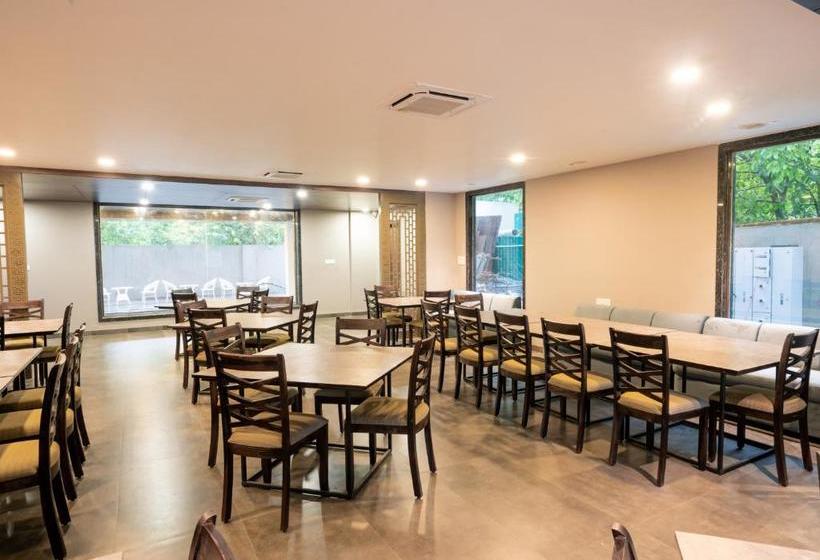 Hotel Lalit International   A Boutique