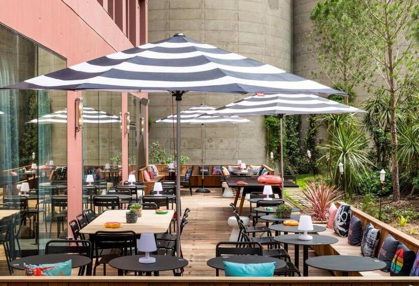 Отель Moxy Bordeaux