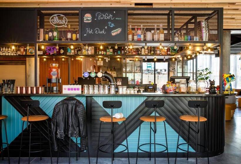 Отель Moxy Bordeaux