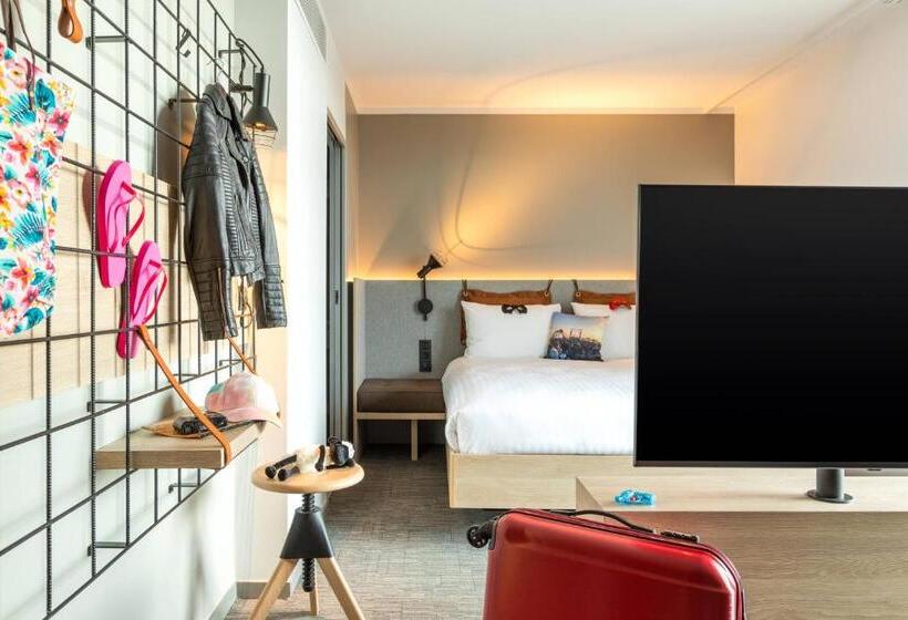 Отель Moxy Bordeaux