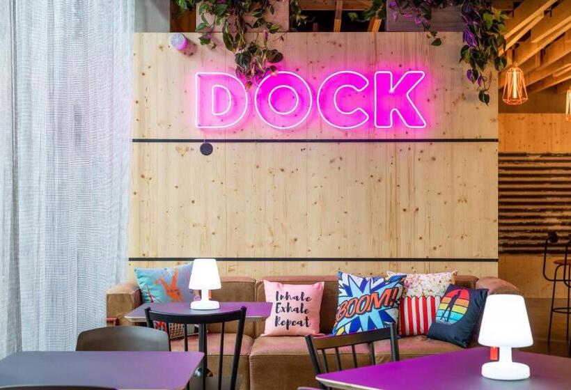 Отель Moxy Bordeaux