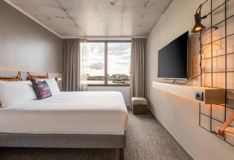 Отель Moxy Bordeaux