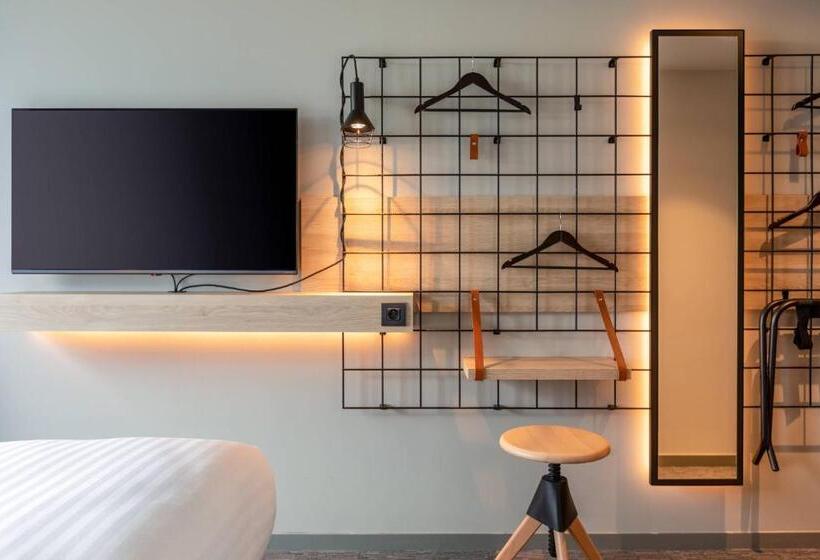 Отель Moxy Bordeaux