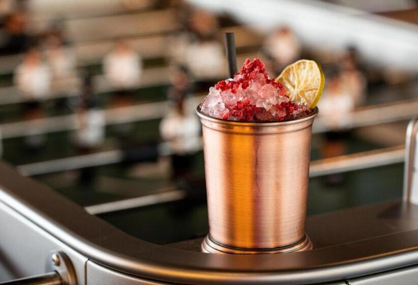 Отель Moxy Bordeaux