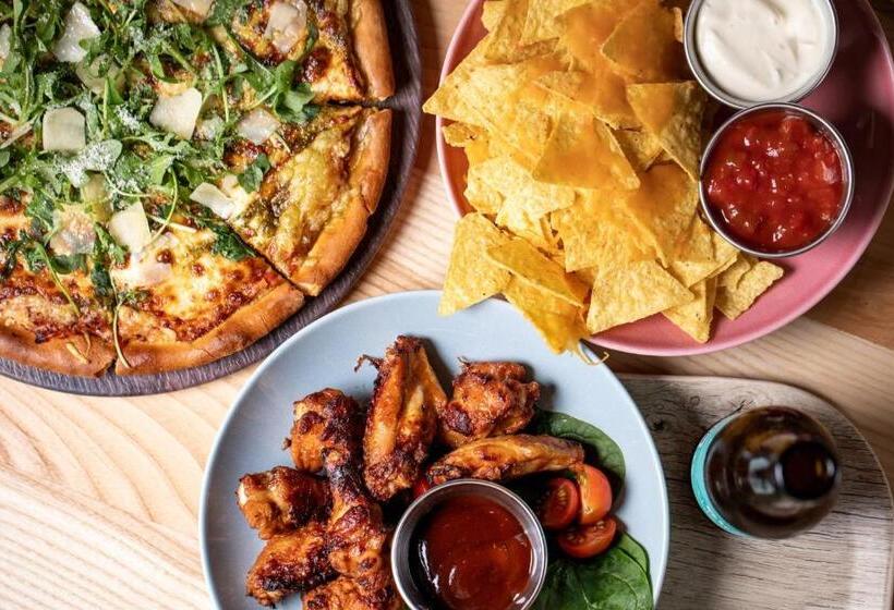 Отель Moxy Bordeaux