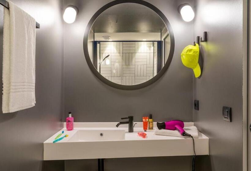 Отель Moxy Bordeaux