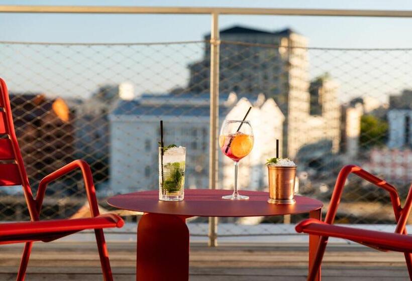 Отель Moxy Bordeaux