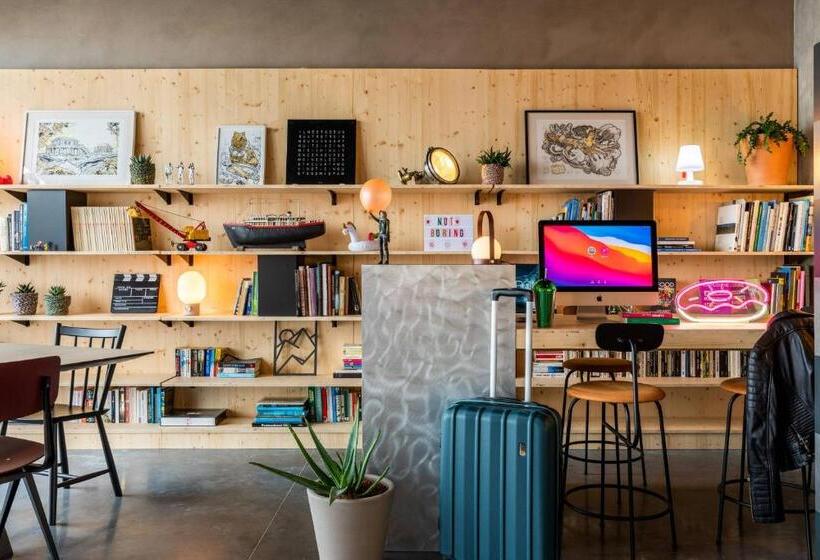 Отель Moxy Bordeaux