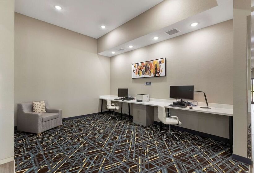 Отель La Quinta Inn & Suites By Wyndham Coralville Iowa City