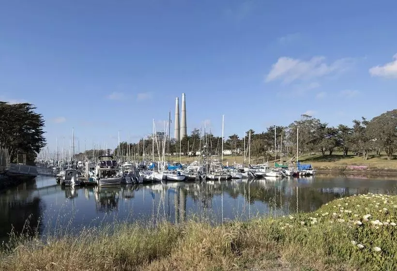 Hotelli Inn At Moss Landing Point