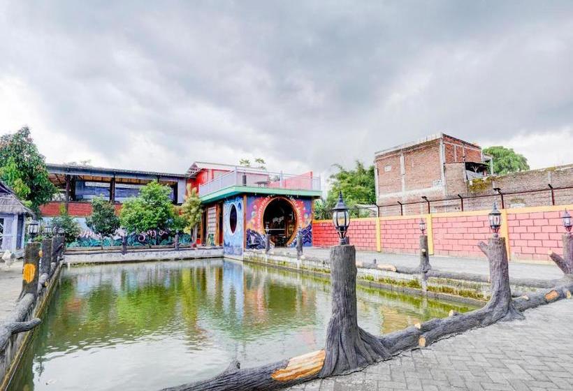 Hotel Oyo 90303 Cafe & Homestay Kolam Pancing Abah