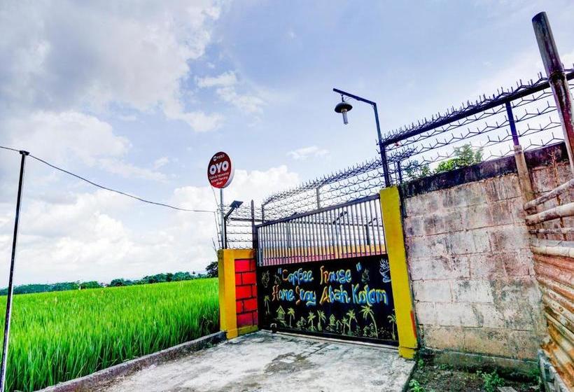 Hotel Oyo 90303 Cafe & Homestay Kolam Pancing Abah