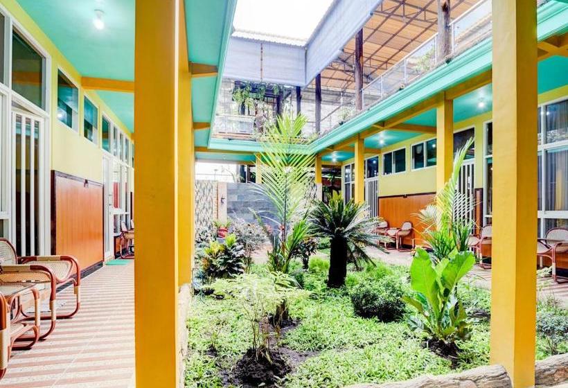 Hotel Oyo 90303 Cafe & Homestay Kolam Pancing Abah