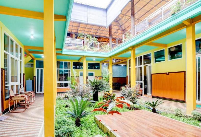 Hotel Oyo 90303 Cafe & Homestay Kolam Pancing Abah