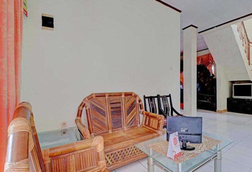 בית מלון כפרי Oyo 90329 Cipendawa Md38 Homestay