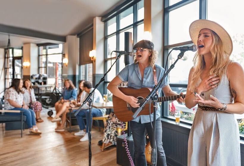 فندق The Eddy Taproom &