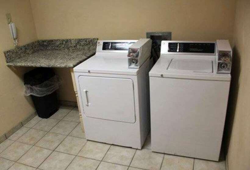 فندق Comfort Inn & Suites Airport Convention Center