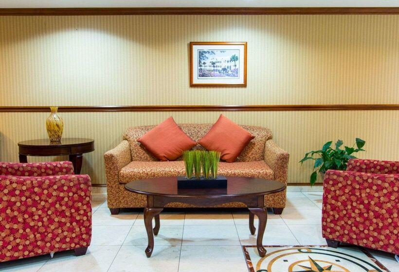 فندق Comfort Inn & Suites Airport Convention Center