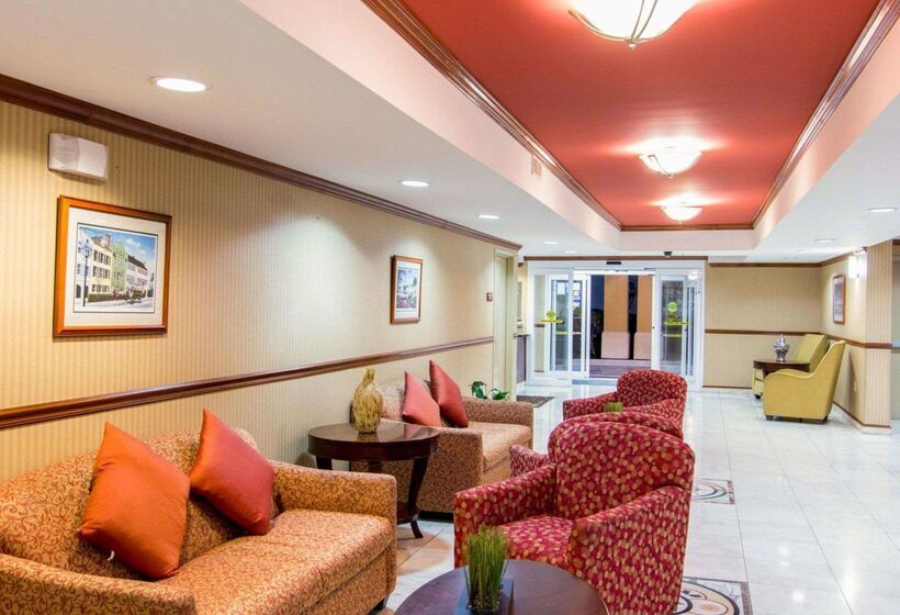 فندق Comfort Inn & Suites Airport Convention Center