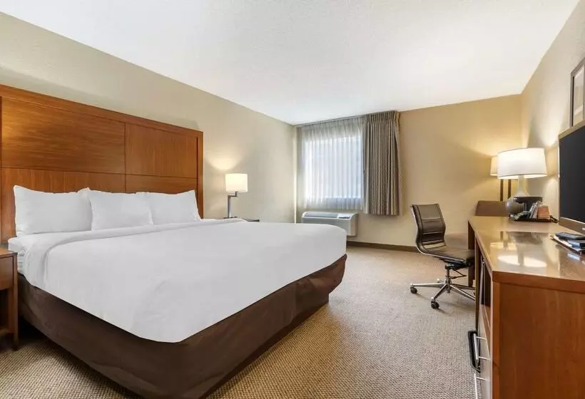 هتل Comfort Inn & Suites Airport Convention Center