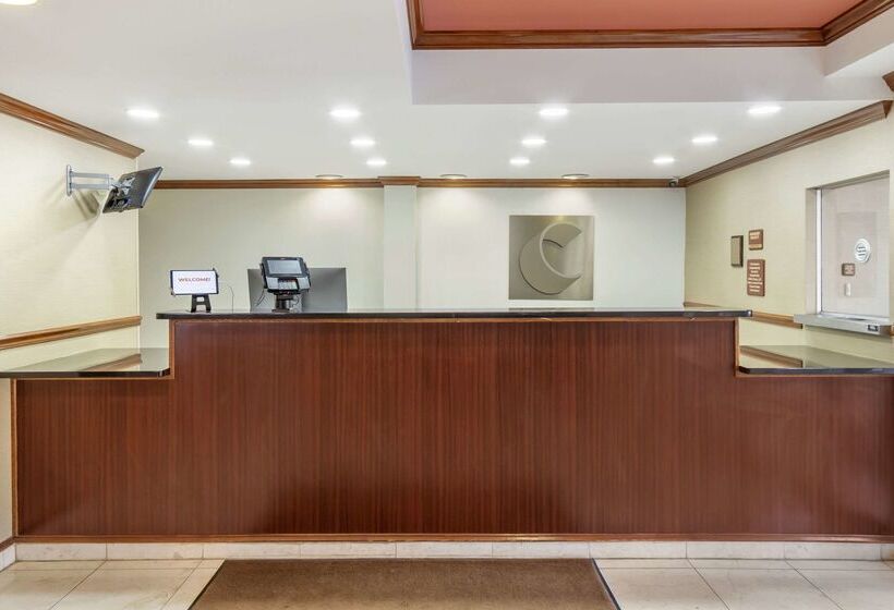 فندق Comfort Inn & Suites Airport Convention Center