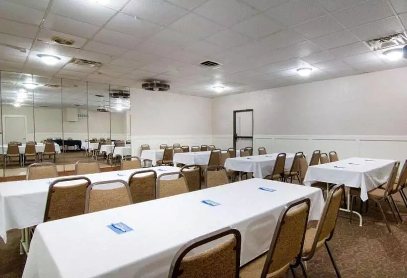 Отель Knights Inn & Suites Emporia