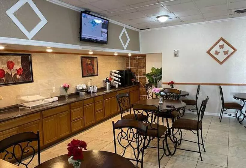 Отель Knights Inn & Suites Emporia