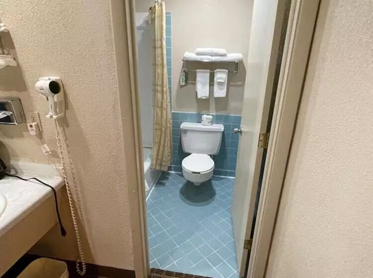 Отель Knights Inn & Suites Emporia