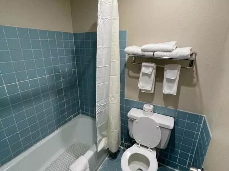 Отель Knights Inn & Suites Emporia