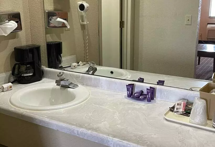 Отель Knights Inn & Suites Emporia