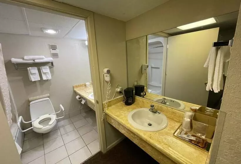 Отель Knights Inn & Suites Emporia