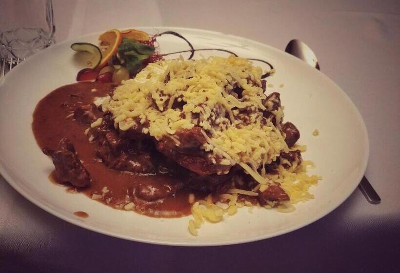 Отель Komfort Inn Dwór Hubertus