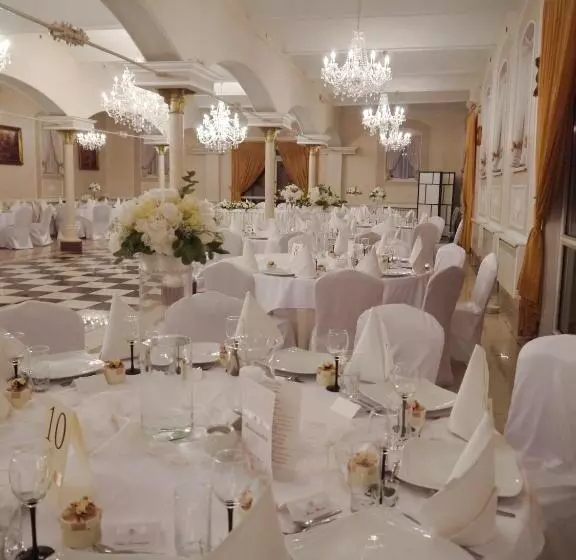 فندق Komfort Inn   Dwór Hubertus