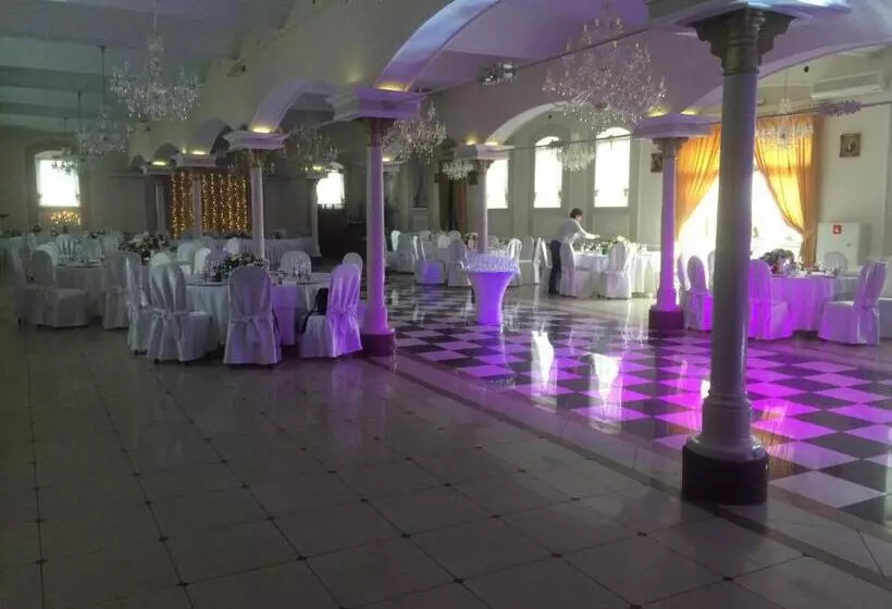 فندق Komfort Inn   Dwór Hubertus