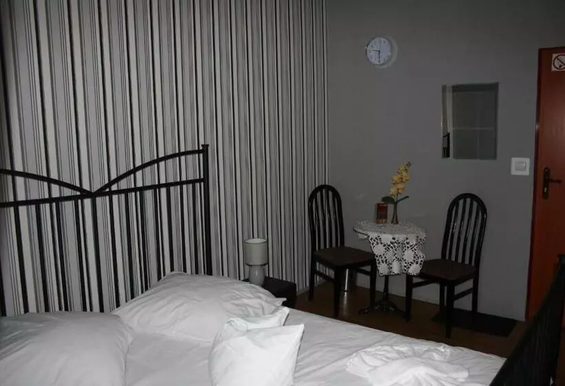 فندق Komfort Inn   Dwór Hubertus