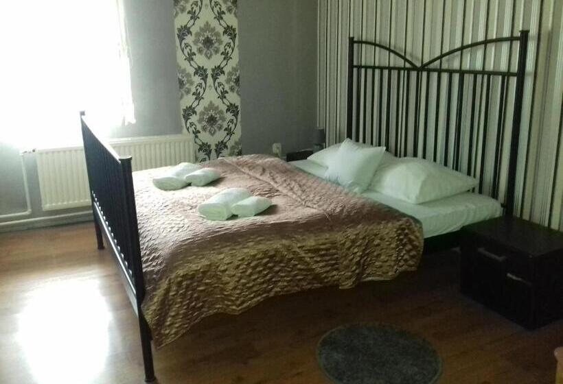 Отель Komfort Inn Dwór Hubertus