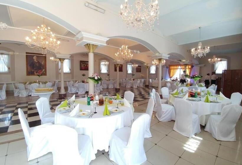 Отель Komfort Inn Dwór Hubertus