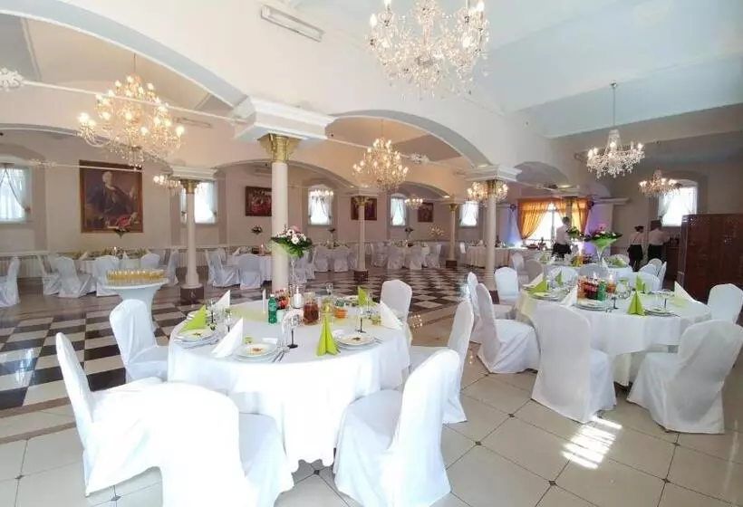 فندق Komfort Inn   Dwór Hubertus