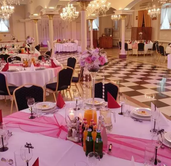 فندق Komfort Inn   Dwór Hubertus