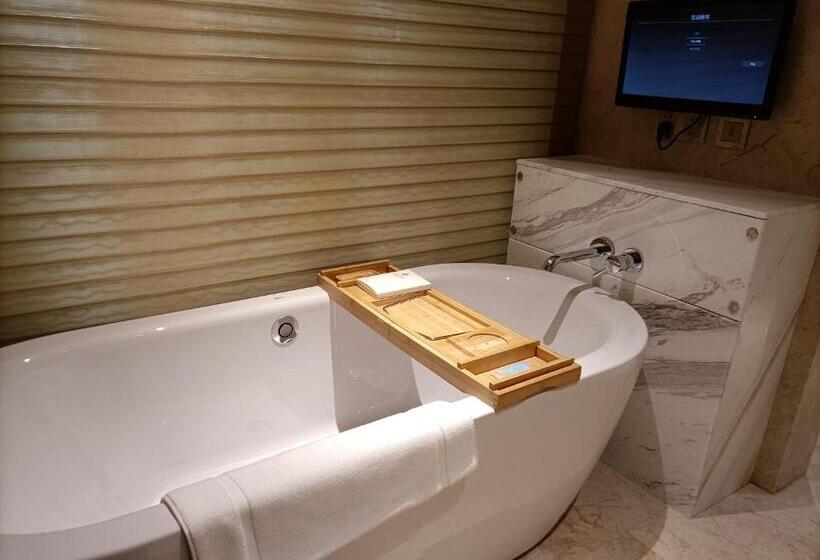 Hotel Baoying Jinling