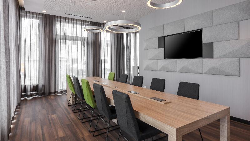 Отель Holiday Inn Express   Offenbach, An Ihg
