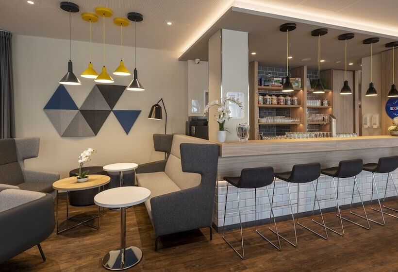 Отель Holiday Inn Express   Offenbach, An Ihg